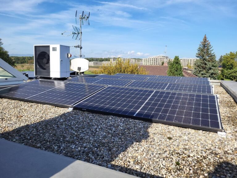 panneaux photovoltaïques sur toit plat + pompe à chaleur