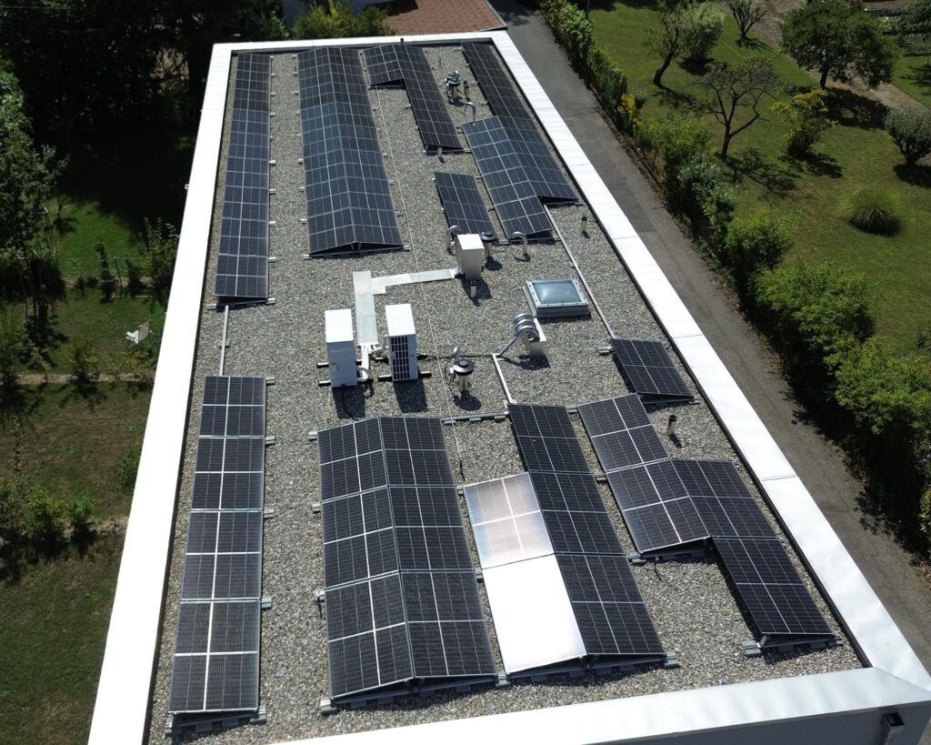 Panneaux photovoltaïques sur toit plat