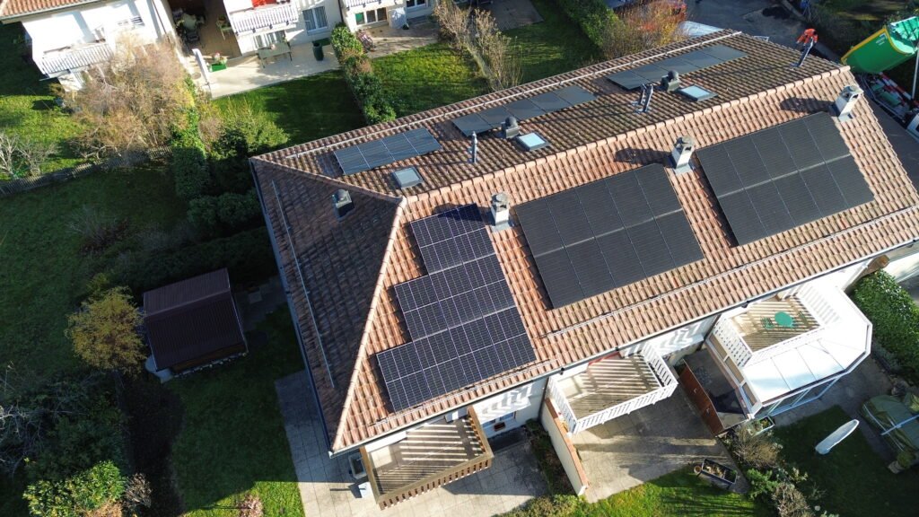 Panneaux solaires photovoltaïques à Genève : un triple impact durable