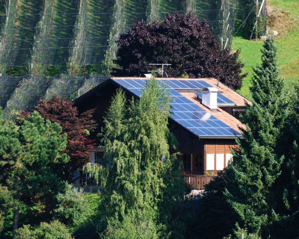 Risques et arnaques dans le solaire : guide à Genève