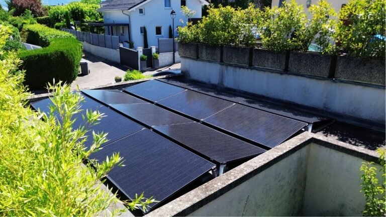 Panneaux solaires photovoltaïques sur toit plat