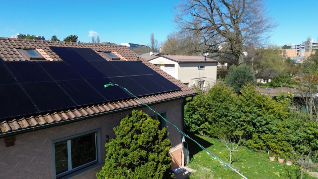 Guide d’entretien des panneaux solaires à Genève : quand et comment nettoyer vos installations photovoltaïques