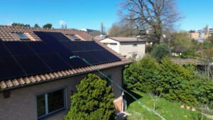 Guide d’entretien des panneaux solaires à Genève : quand et comment nettoyer vos installations photovoltaïques