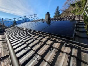 À Genève, l’énergie solaire peut-elle suffire pour la mobilité d’un foyer ? Voiture électrique, recharge, coûts et réalité locale expliqués.